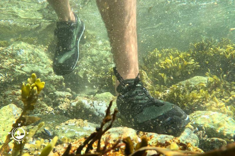 Υπόδημα ποταμοδιάσχισης σε χρήση μέσα σε ρηχό ποτάμι