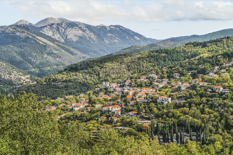 Πανοραμική θέα του Αγίου Πέτρου Αρκαδίας στις πλαγιές του Πάρνωνα