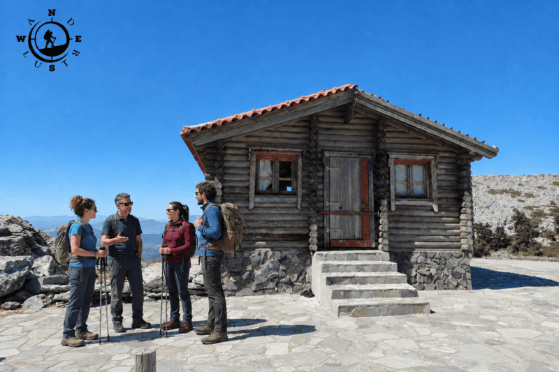 Ομάδα πεζοπόρων της Wanderlust μπροστά από το ξύλινο Καταφύγιο Αγάλης στη Δίρφυ
