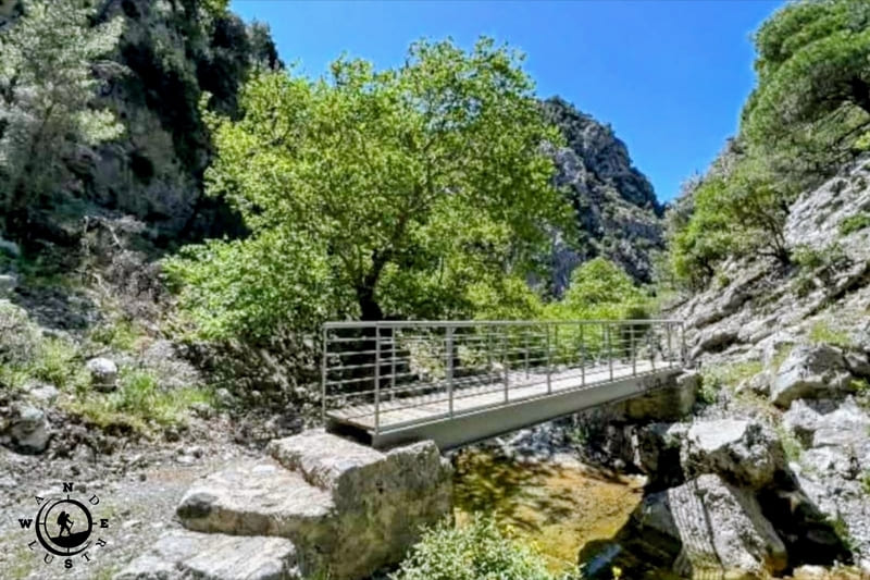 Μεταλλικό πεζοπορικό γεφυράκι πάνω από το ρέμα στο Φαράγγι της Αγάλης στη Δίρφυ