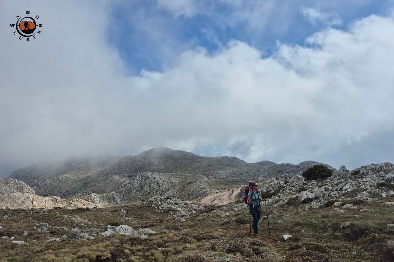 Πεζοπόρος στην ορεινή ζώνη του Ελικώνα με θέα προς την κορυφογραμμή