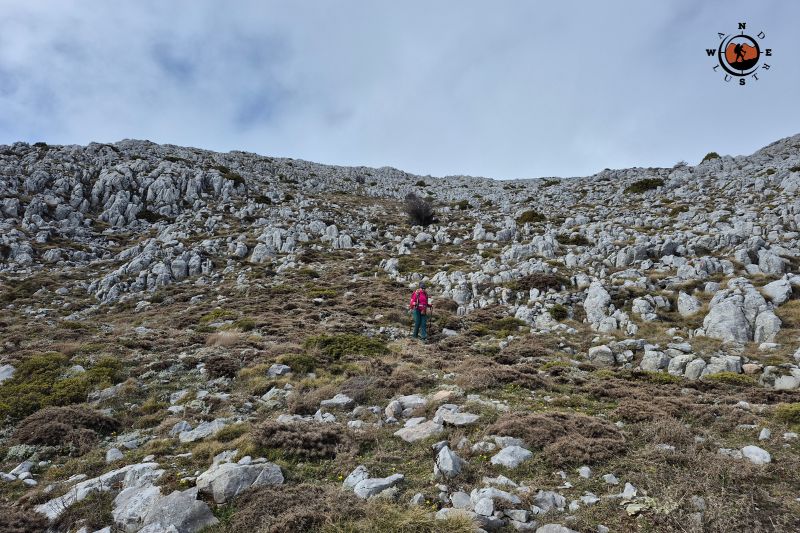 Βραχώδης ανηφορική πλαγιά στον Ελικώνα κατά την τελική προσέγγιση προς την κορυφή