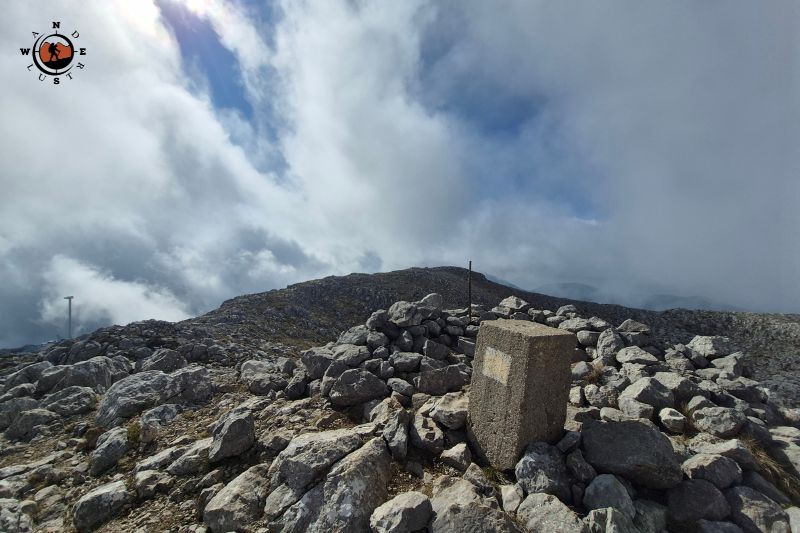 Βραχώδες τοπίο κοντά στην κορυφή Παλιοβούνα στον Ελικώνα με πανοραμική θέα