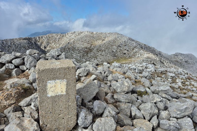 Σημάδι κορυφής στην Παλιοβούνα του Ελικώνα ανάμεσα σε βραχώδες πεδίο