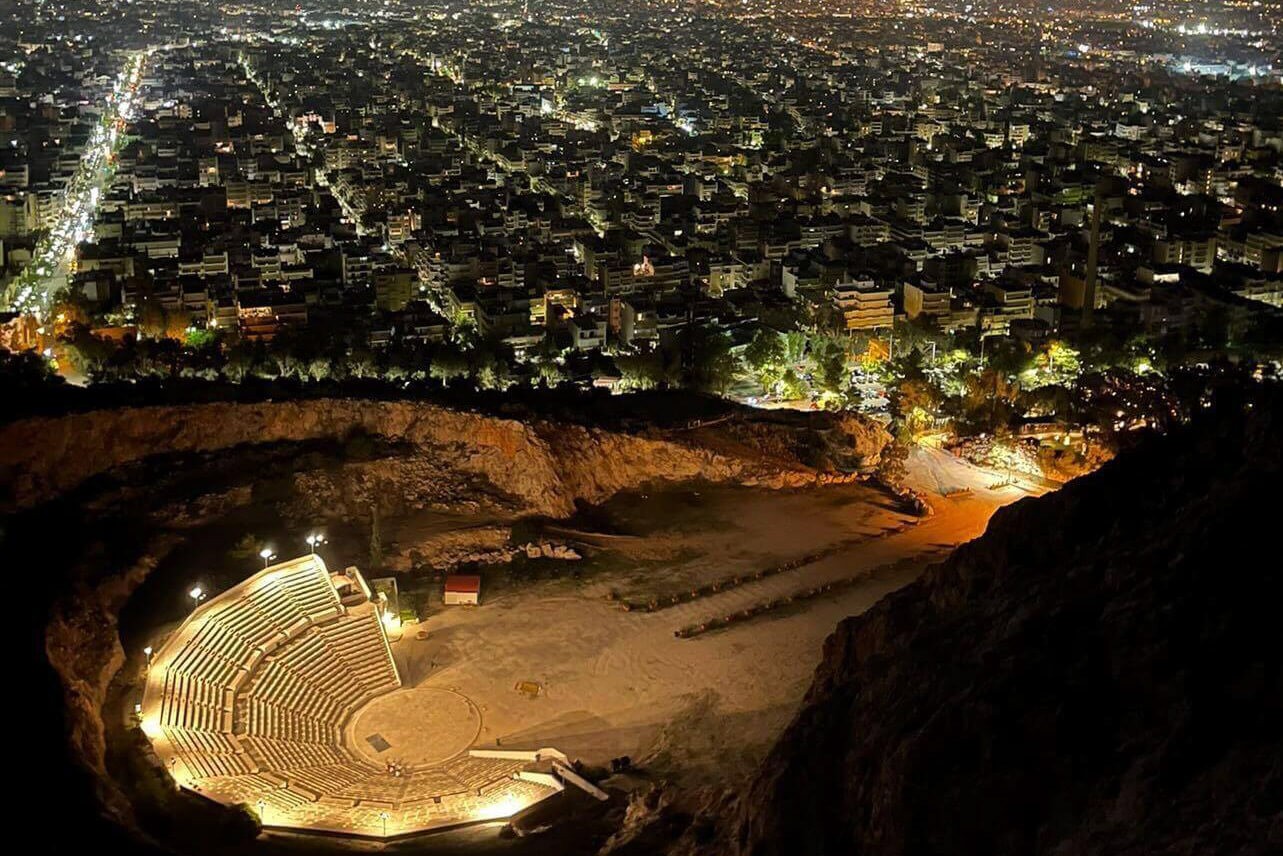 Θέα της φωτισμένης Αττικής από το Ποικίλο Όρος κατά τη διάρκεια νυχτερινής πεζοπορίας της Wanderlust