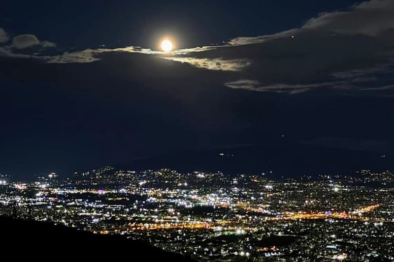 Η Πανσέληνος φωτίζει την Αττική όπως φαίνεται από το Ποικίλο Όρος