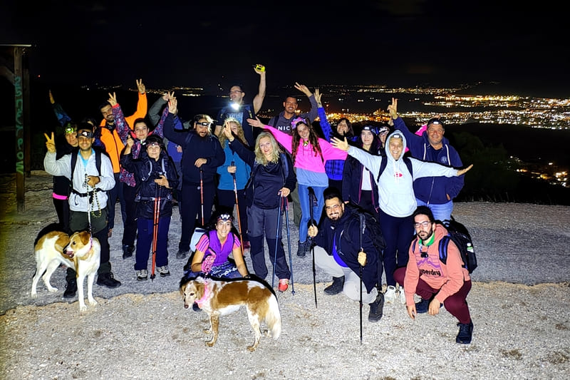 Ομάδα της Wanderlust στη Ζαχαρίτσα του Ποικίλου Όρους με θέα τη φωτισμένη Αττική κάτω από την Πανσέληνο