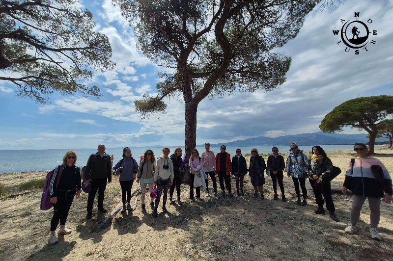Ομαδική φωτογραφία συμμετεχόντων στο Spring Yoga & Hiking στον Σχινιά δίπλα στο παράκτιο πευκοδάσος