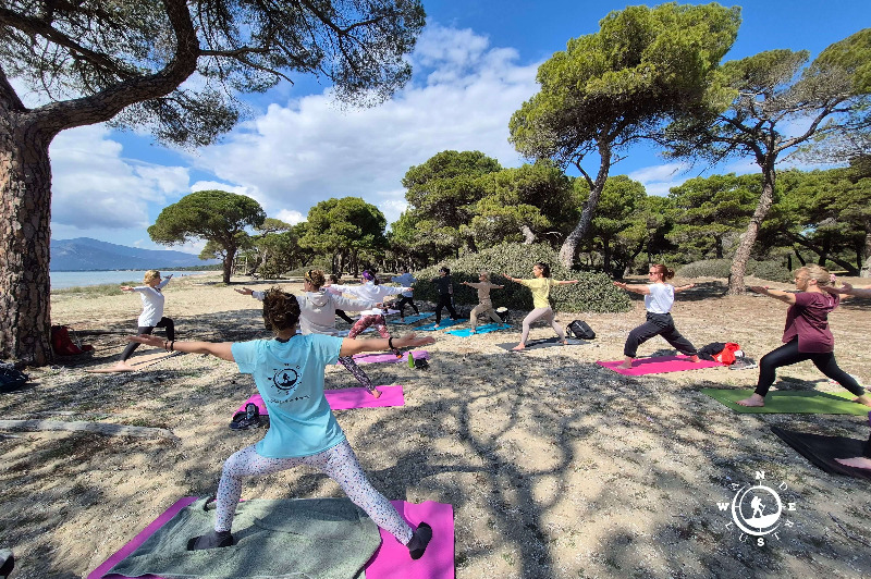 Ομαδική πρακτική yoga δίπλα στη θάλασσα στο Εθνικό Πάρκο Σχινιά κατά τη διάρκεια του Spring Yoga & Hiking