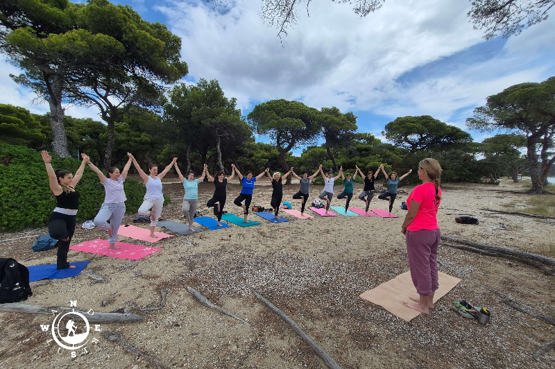 Ομαδική πρακτική yoga δίπλα στη θάλασσα και το πευκοδάσος του Σχινιά