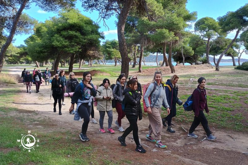 Ομάδα πεζοπόρων περπατά ανάμεσα στα πεύκα στο Εθνικό Πάρκο Σχινιά