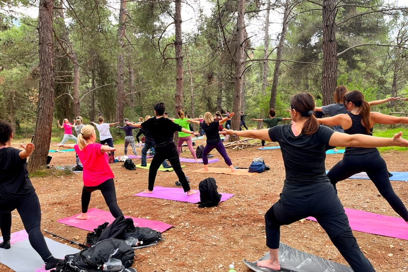 Ομαδική πρακτική yoga στο αισθητικό δάσος του Υμηττού με τη Wanderlust Outdoor Activities