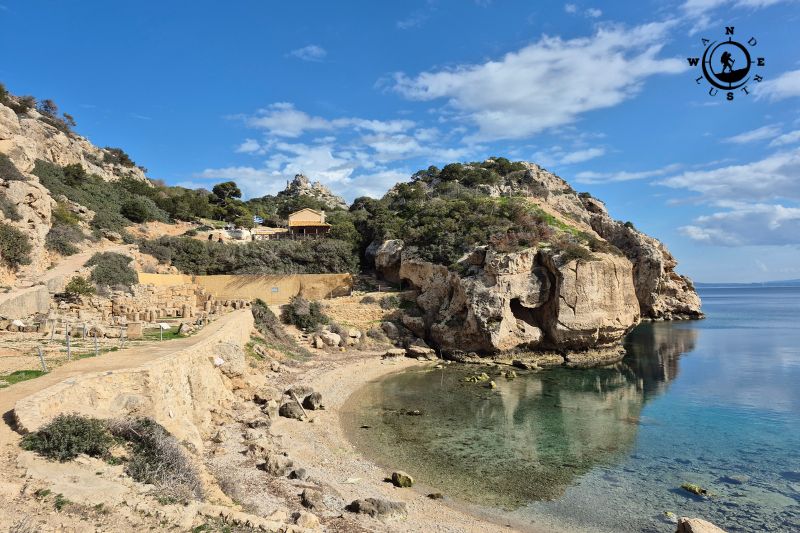 Μικρός κολπίσκος με καθαρά νερά στη χερσόνησο της Περαχώρας στον Κορινθιακό κόλπο