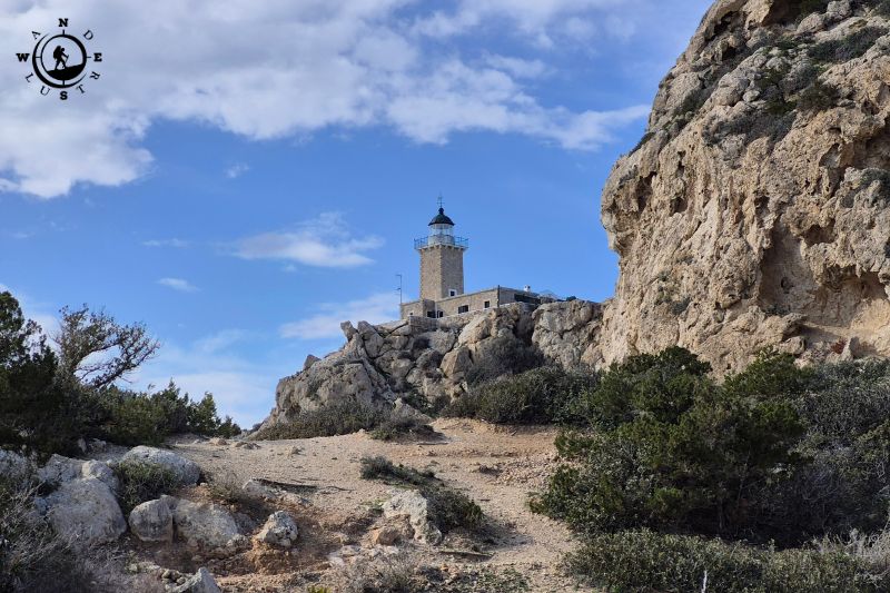 Ο φάρος Μελαγκάβι πλαισιωμένος από το παράκτιο τοπίο της Περαχώρας