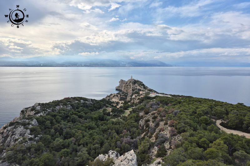 Πανοραμική άποψη της χερσονήσου Περαχώρας με τον φάρο Μελαγκάβι και τον Κορινθιακό κόλπο