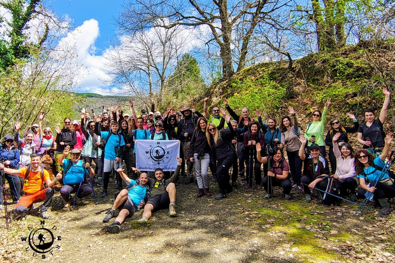 Ομαδική φωτογραφία πεζοπόρων της Wanderlust στις Καρυές Λακωνίας