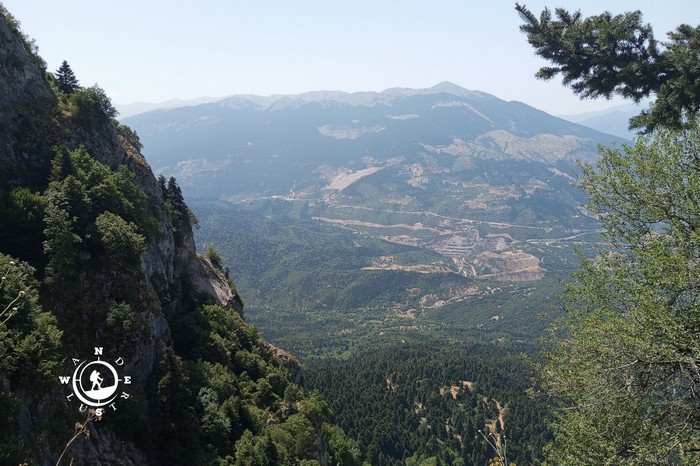 Θέα από το ελατοδάσος του Παρνασσού κατά την πεζοπορία προς τη Νεραϊδοσπηλιά