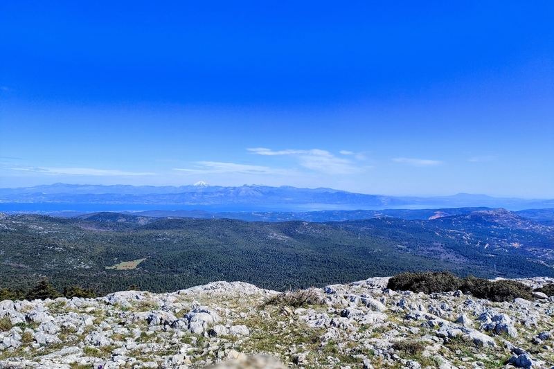 Θέα από την κορυφή Ξεροβούνι Πάρνηθας προς Ευβοϊκό και Δίρφυ