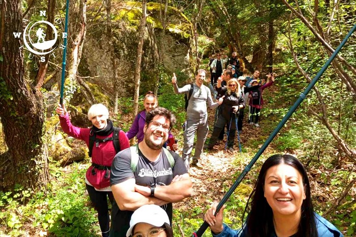Πεζοπόροι σε δασικό μονοπάτι στην Παύλιανη μέσα σε πυκνή βλάστηση