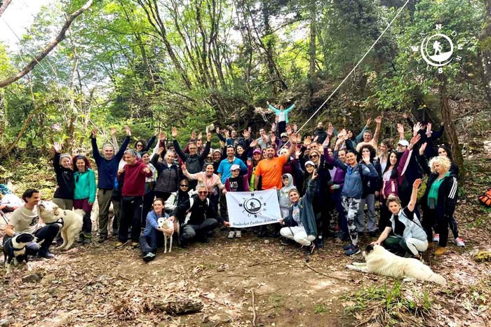Ομαδική φωτογραφία πεζοπορίας στην Παύλιανη σε δασικό περιβάλλον