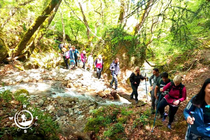 Ομάδα πεζοπόρων διασχίζει ρέμα στον Υδροβιότοπο Τζιρού στην Παύλιανη