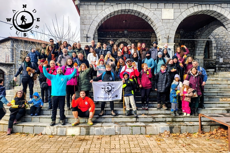 Ομάδα πεζοπόρων στην Αλωνίσταινα μετά την ολοκλήρωση της διαδρομής στο Μαίναλο