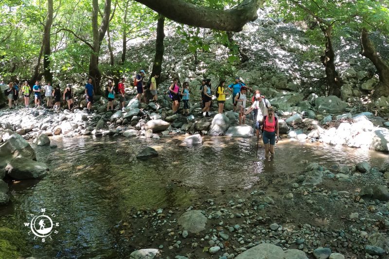 Πεζοπόροι δίπλα στις φυσικές βάθρες του ποταμού στις Στρόπωνες