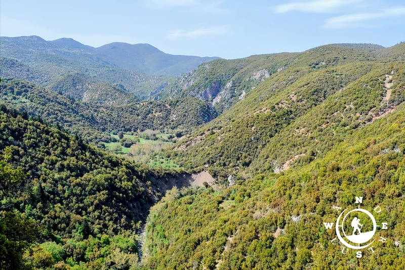 Θέα στον ποταμό Μυλαόντα στο Μαίναλο Αρκαδίας στην Πελοπόννησο κατά την πεζοπορία Βυτίνα Νυμφασία