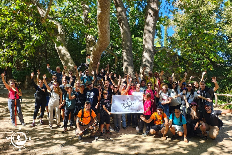 Μεγάλη ομάδα πεζοπορίας της Wanderlust στον Υμηττό κάτω από τα δέντρα