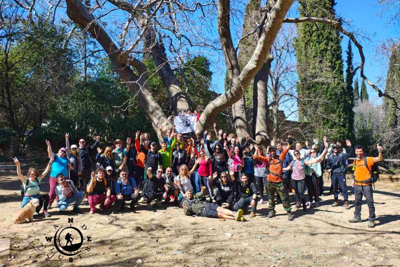 Μεγάλη ομάδα της Wanderlust σε πανοραμικό σημείο του Υμηττού