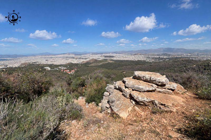 Πανοραμική θέα προς το λεκανοπέδιο από βραχώδες σημείο του Υμηττού