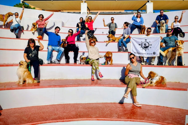 Ομαδική φωτογραφία από το Dog Workshop της Wanderlust στο Abelon Ktima Brintziki με ανθρώπους και σκύλους σε εκπαιδευτική δράση στη φύση