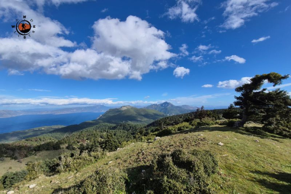 Πανοραμική θέα κορυφογραμμής στα Γεράνεια Όρη με θέα προς τον Κορινθιακό