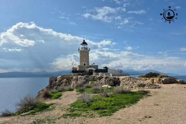 Φάρος Μελαγκάβι στο Ηραίο Περαχώρας με θέα τον Κορινθιακό κόλπο και το παράκτιο τοπίο