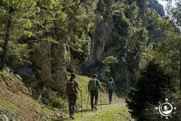 Ομάδα πεζοπόρων της Wanderlust διασχίζει το μονοπάτι στο Φαράγγι της Αγάλης στη Δίρφυ Εύβοιας