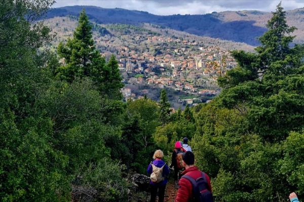 Πεζοπορία στον Πάρνωνα με θέα τον παραδοσιακό οικισμό του Αγίου Πέτρου Αρκαδίας