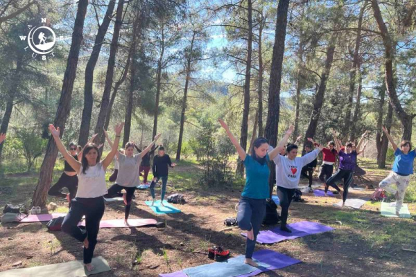 Συμμετέχοντες σε ομαδική πρακτική yoga στο πευκοδάσος του Υμηττού κατά τη διάρκεια της δραστηριότητας Θερινό Ηλιοστάσιο 2026 | Hiking & Yoga στον Υμηττό